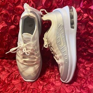 Nike Air Max Axis Sneaker